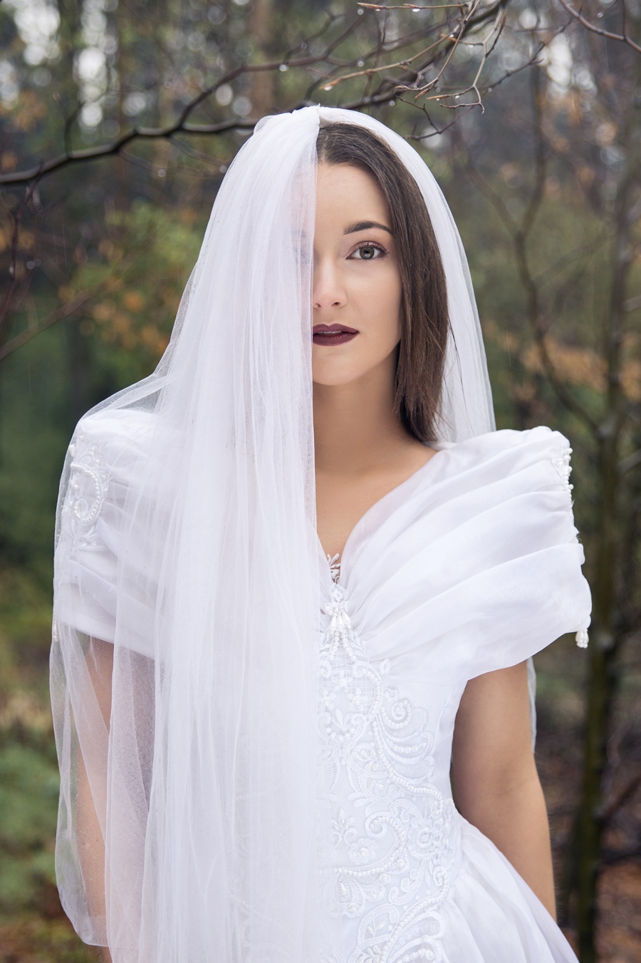 Winter bridal: burgundy lips